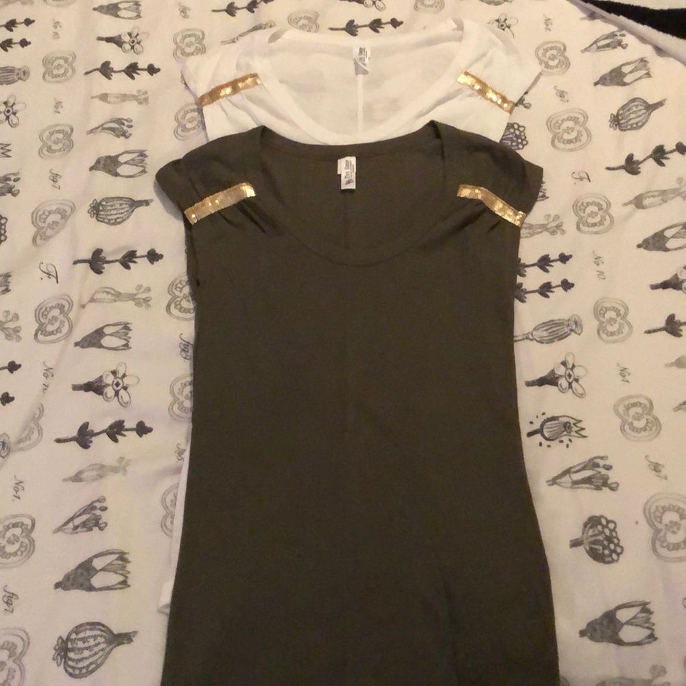 Set of 2 T’s with gold detailing
